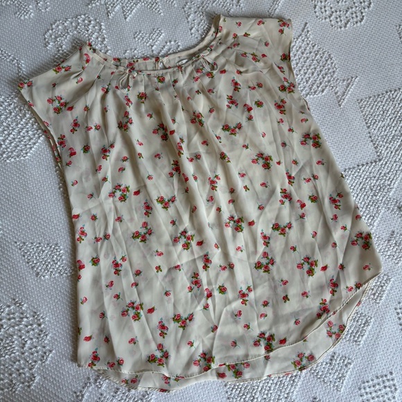 LC Lauren Conrad Tops - Lauren Conrad women’s size medium ivory floral cap sleeve blouse with bow detail